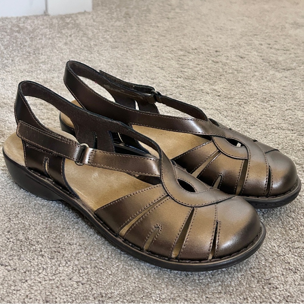 NEW Clarks Bendables Closed Toe Comfort Sandals Women's 7.5 Bronze Brown Leather - Picture 2 of 8